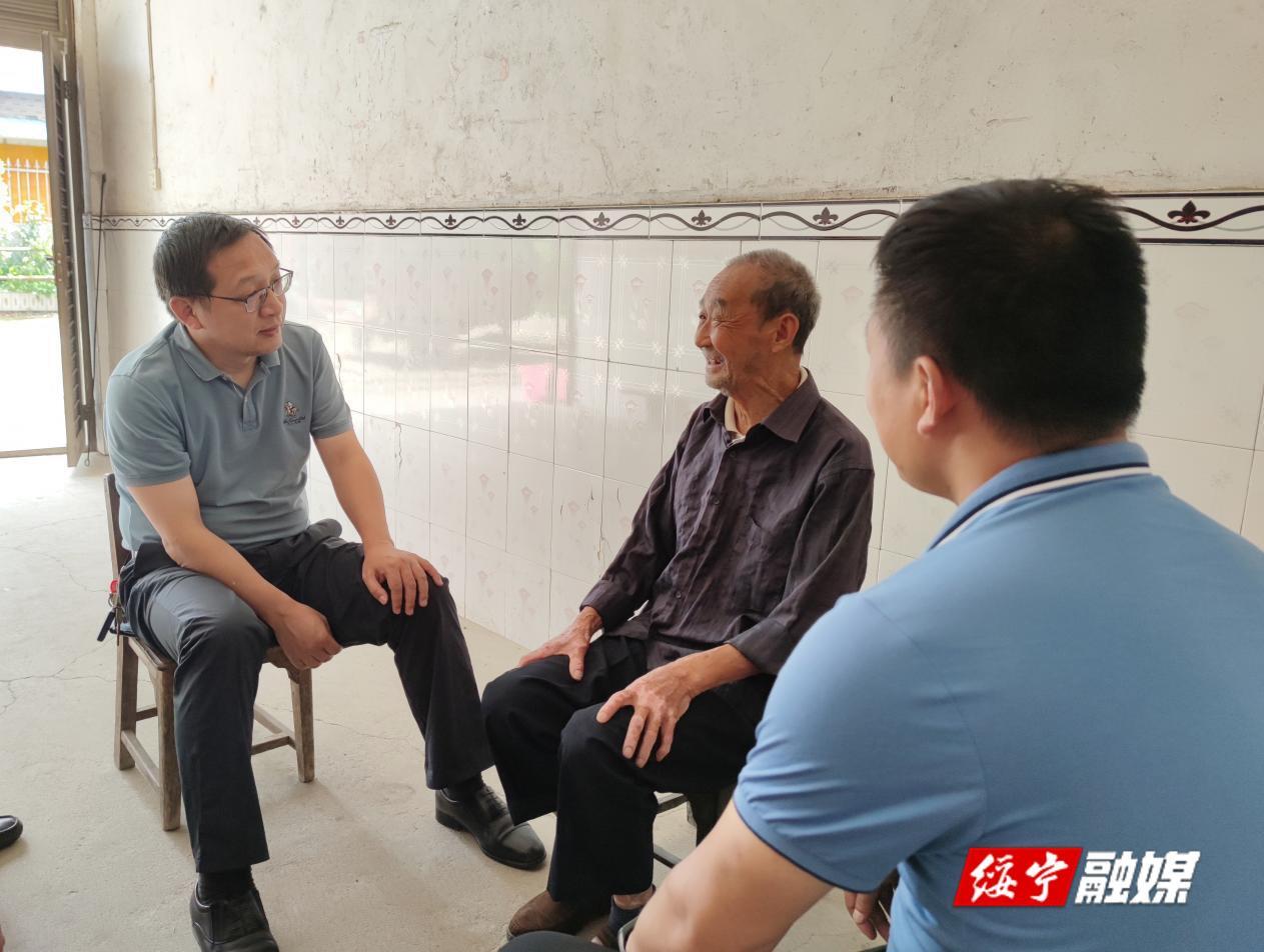 “七一”送温暖 石亮明走访慰问困难党员_邵阳头条网
