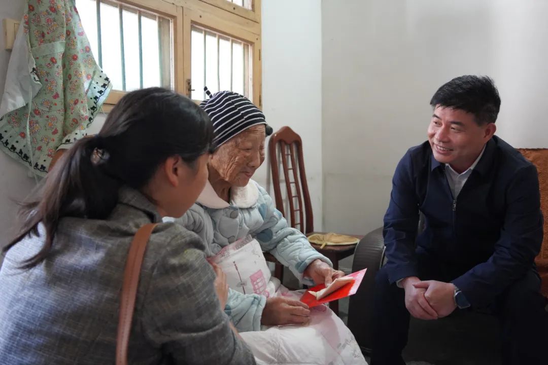 佘芝云重阳节走访慰问百岁老人：祝全绥宁县老年朋友节日快乐健康长寿_邵阳头条网