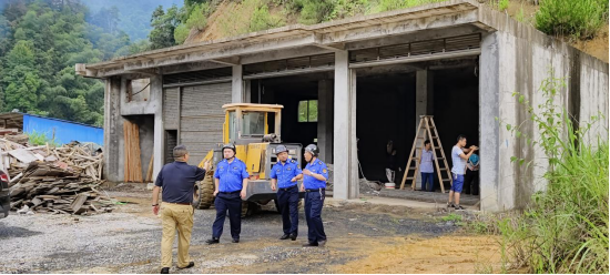 綏寧縣城管執法局拆除2處存在安全隱患的違法建設_邵陽頭條網