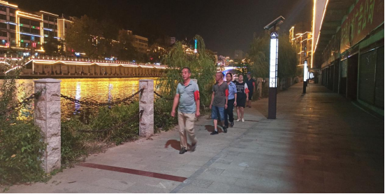 长铺镇万家坪社区：“宝庆大叔”夜间巡逻为民办实事_邵阳头条网
