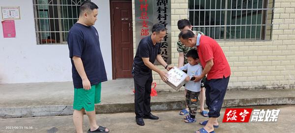 绥宁县发改局心系联点村留守儿童_邵阳头条网