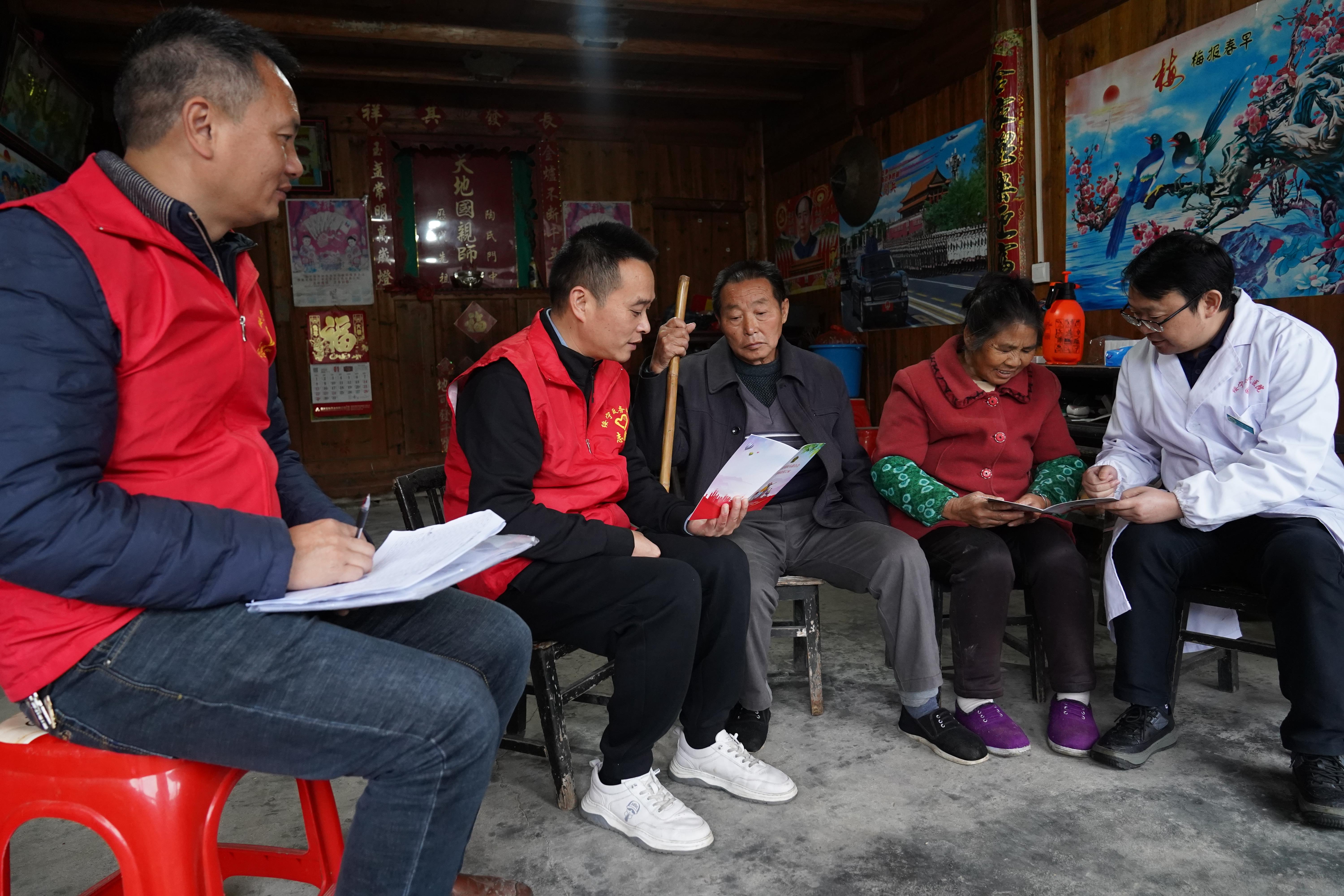 绥宁县行政审批服务局：走进“最远那一户” 打通服务群众“最后一米”_邵阳头条网