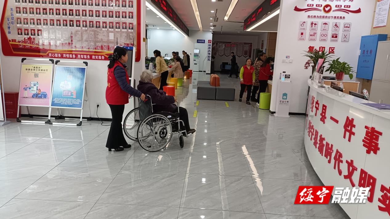 绥宁县行政审批服务局：服务有温度 老年人办事无难度_邵阳头条网
