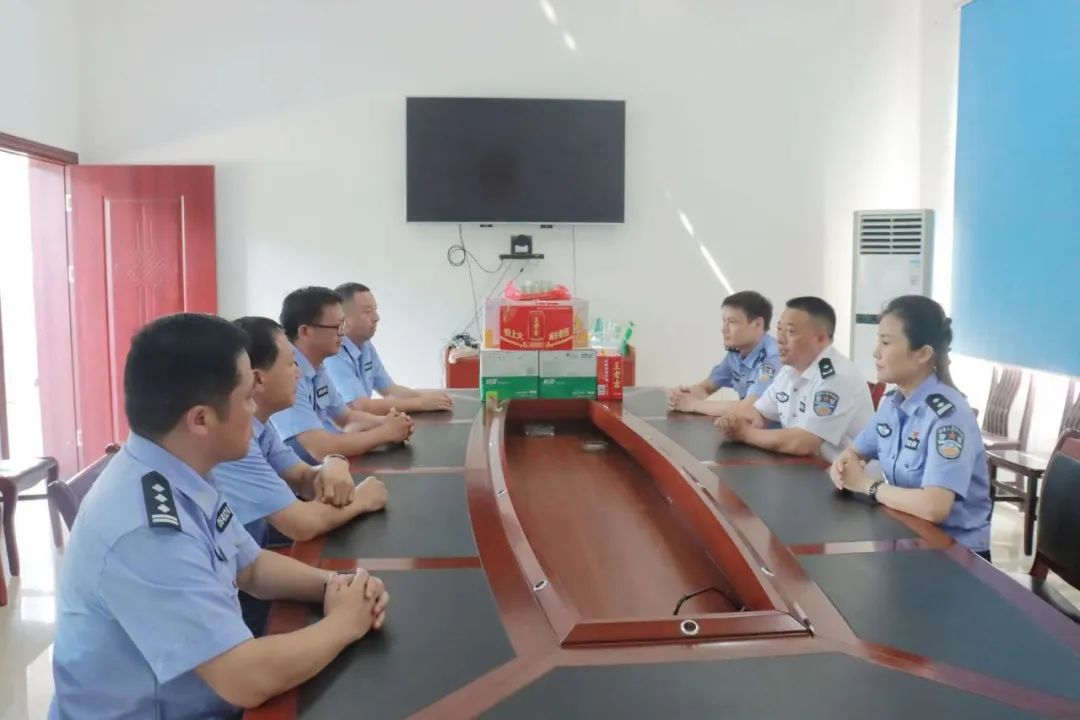 绥宁公安开展“战高温 送清凉”慰问活动_邵阳头条网