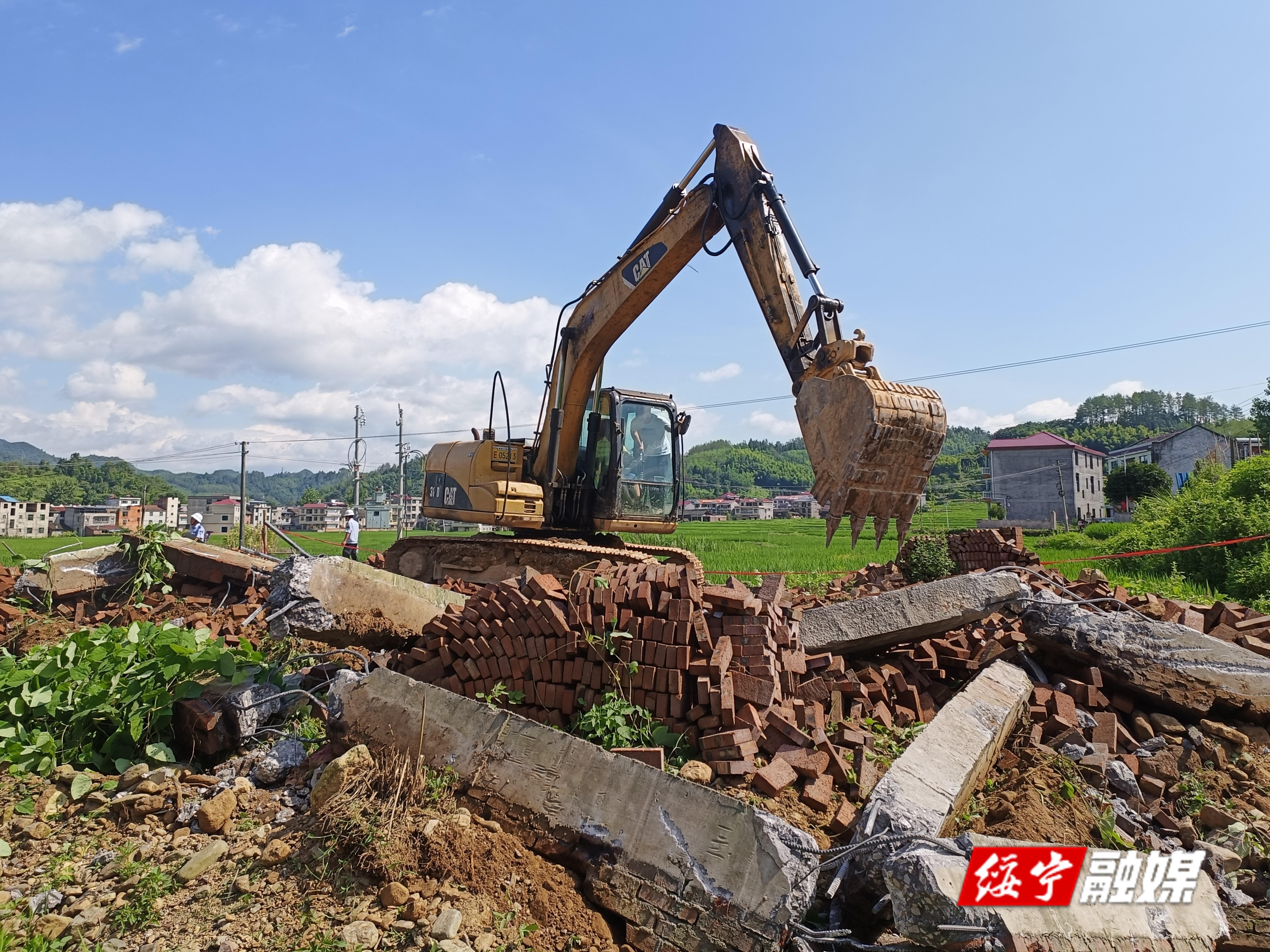 关峡乡：零容忍！依法拆除乱占耕地建房_邵商网