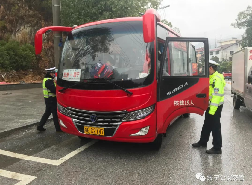 绥宁交警护航“开学路”_邵阳头条网