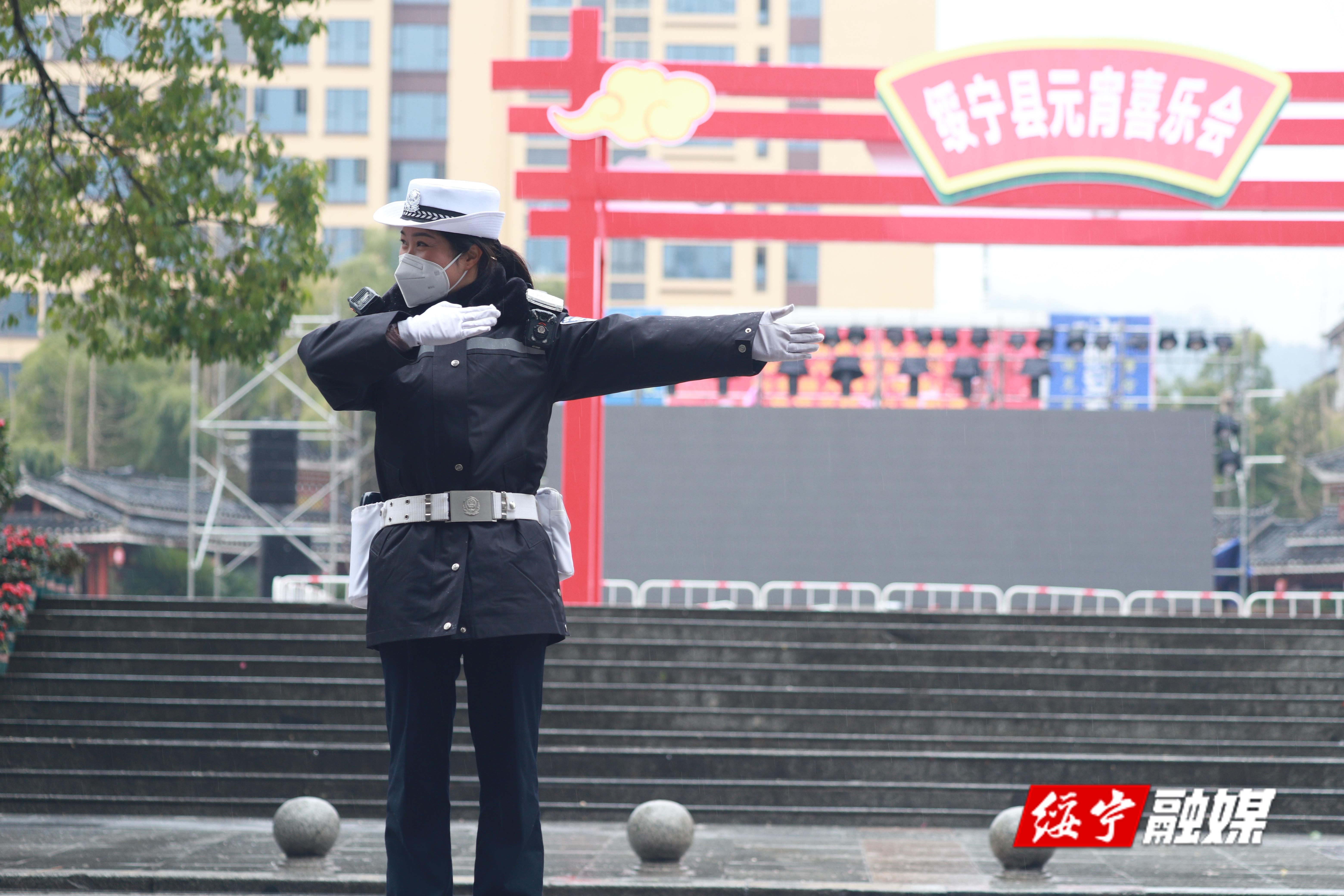 绥宁交警冒雨维护元宵节道路通行秩序_邵阳头条网