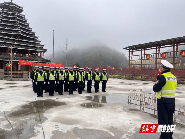 绥宁交警开展女民辅警交通指挥手势操比武竞赛活动迎“三八”_邵阳头条网