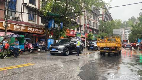 绥宁县交警大队：守护节日雨中的道路_邵阳头条网