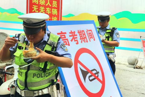 绥宁县：高考学子家长为交警点赞_邵阳头条网