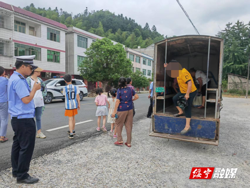绥宁县多部门联合开展“三轮车”违法载人整治行动_邵阳头条网