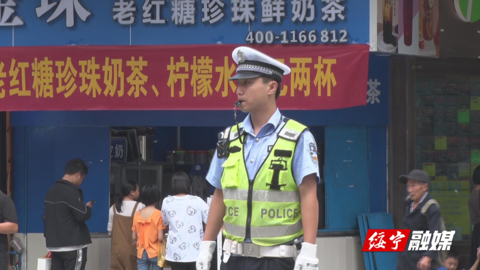 绥宁：交警执勤中暑仍坚守岗位 人大代表真情关怀暖人心_邵阳头条网