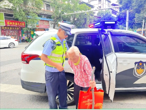 老人体力不支 交警暖心护送_邵阳头条网