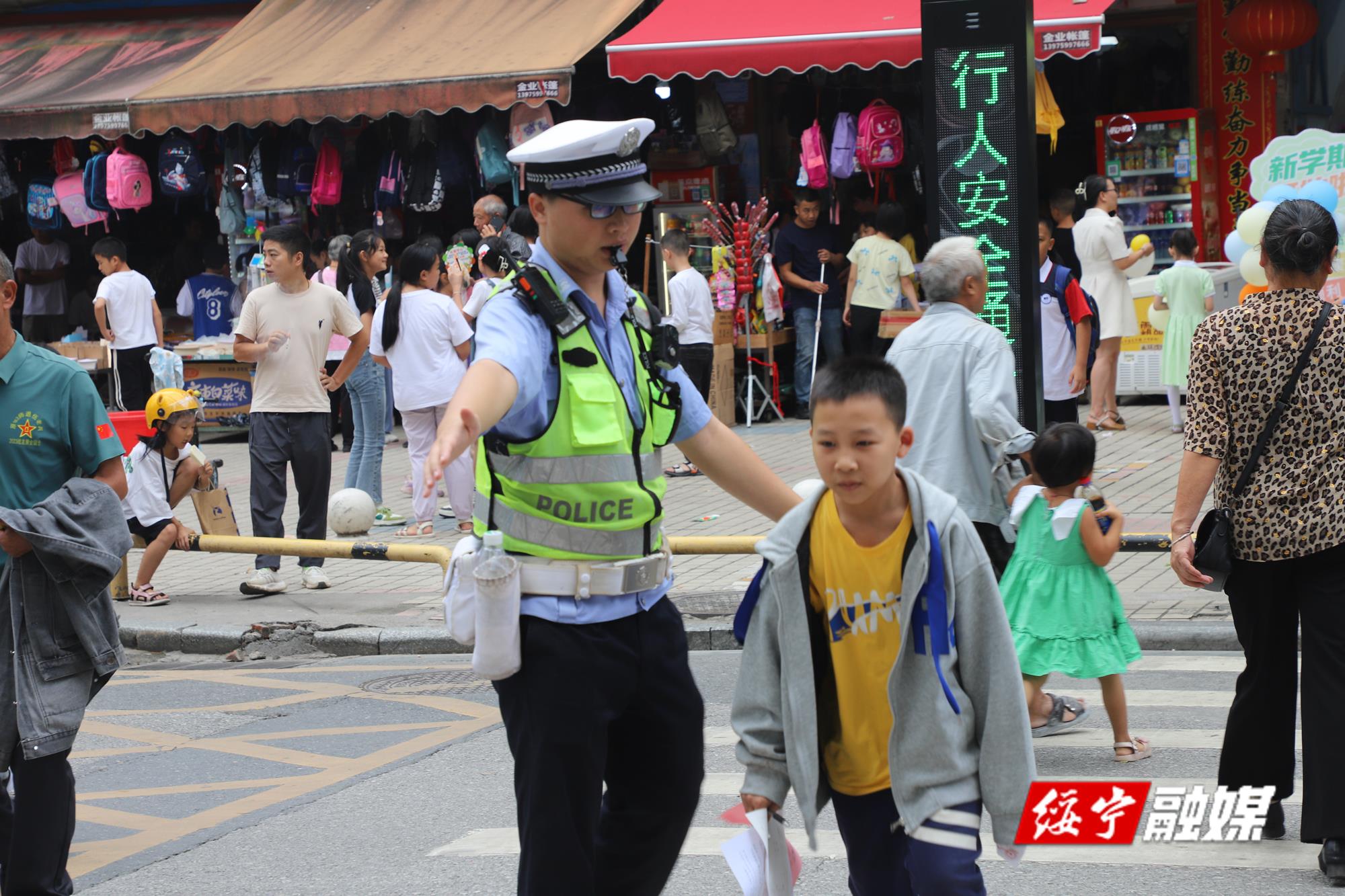 绥宁交警全力守护开学季 确保路畅人安_邵阳头条网