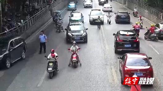车辆路口抛锚 交警秒变“推车侠”_邵阳头条网