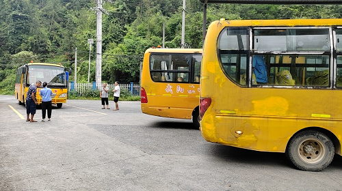 严把校车安全关 市场监管在行动_邵商网