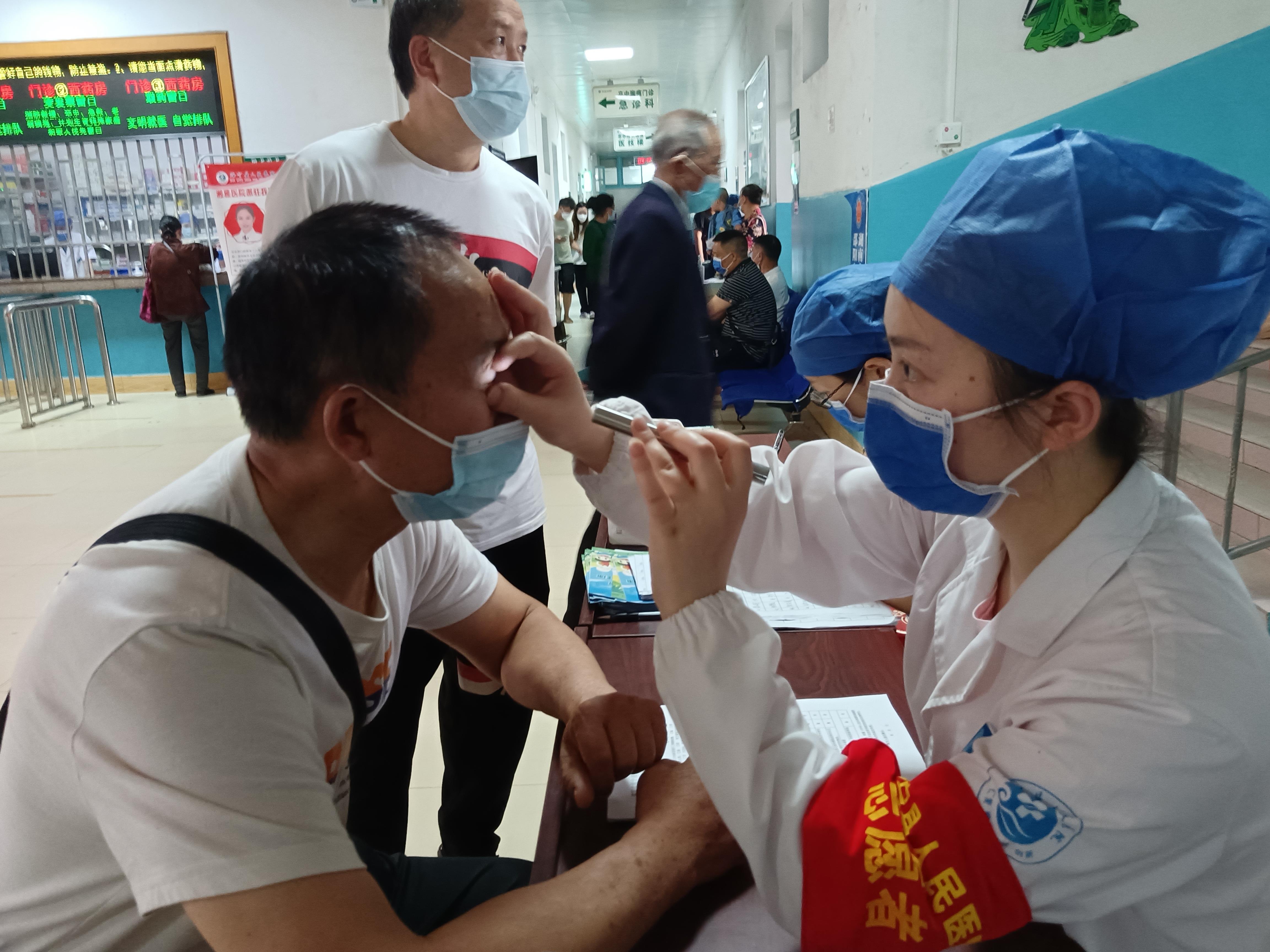 绥宁县人民医院举行“爱眼日”义诊活动_邵阳头条网