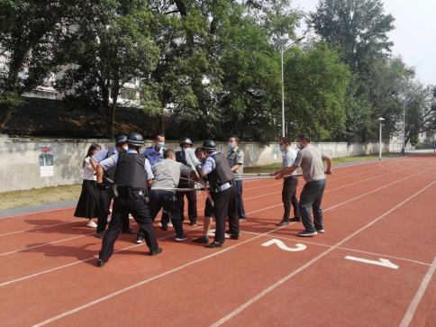 武阳镇：反恐演练进校园 剑盾齐出护“春蕾”_邵阳头条网