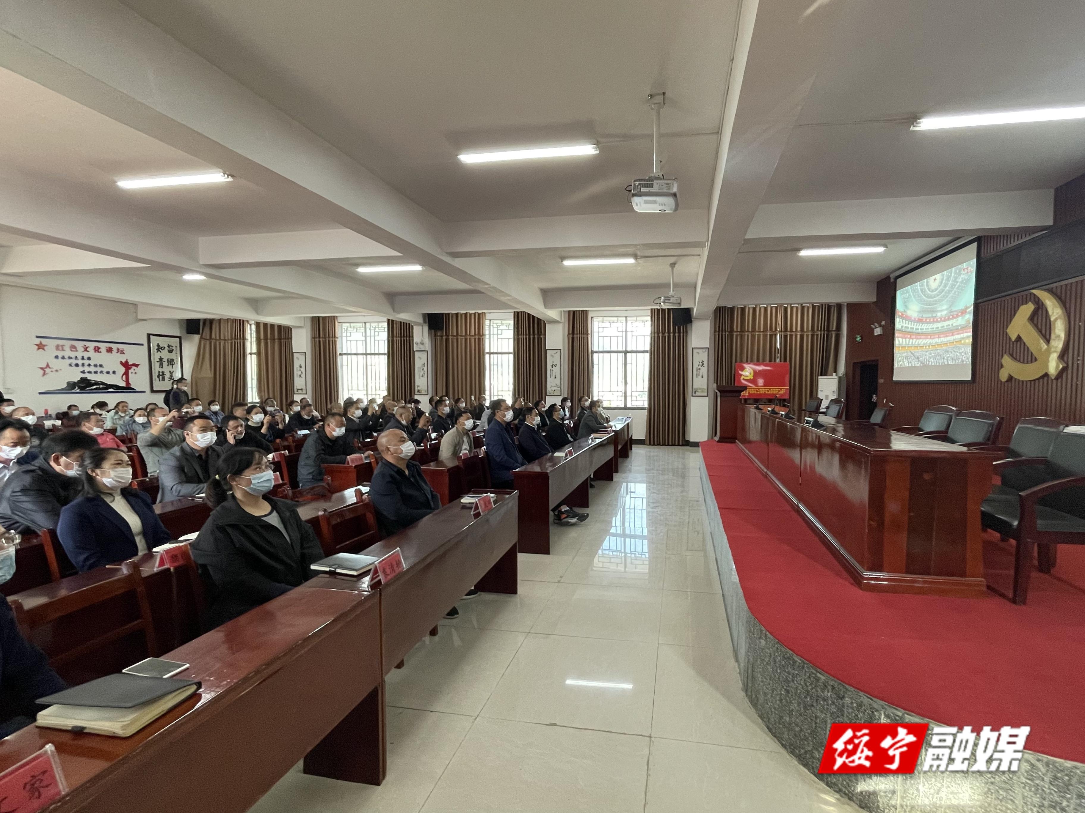 寨市乡干部群众集中收看党的二十大开幕会并展开热议_邵阳头条网