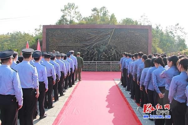 绥宁县举行向烈士纪念碑敬献花篮仪式(图1)