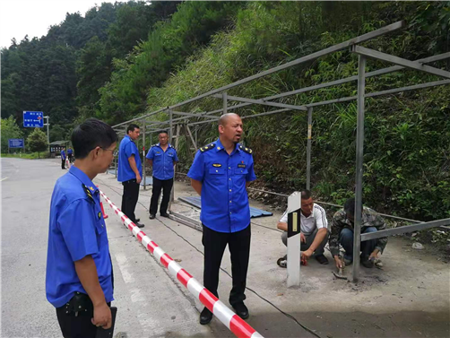 绥宁县城管执法局集中拆除一批违法建设(图1)