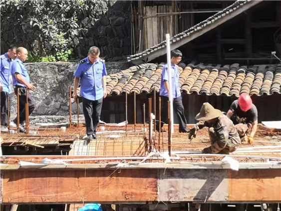 绥宁县城管执法局集中拆除一批违法建设(图4)