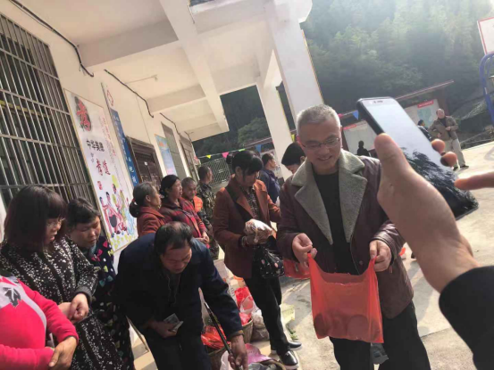 绥宁县民政局:扶志+扶智+强技甩“穷帽”集中展示扶贫成果(图7)