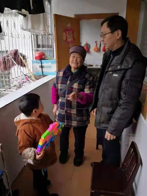 绥宁县农机部门节前走访慰问困难职工(图1)