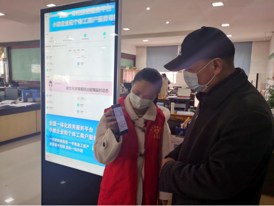 绥宁县政务服务大厅推广“健康码”使用(图1)