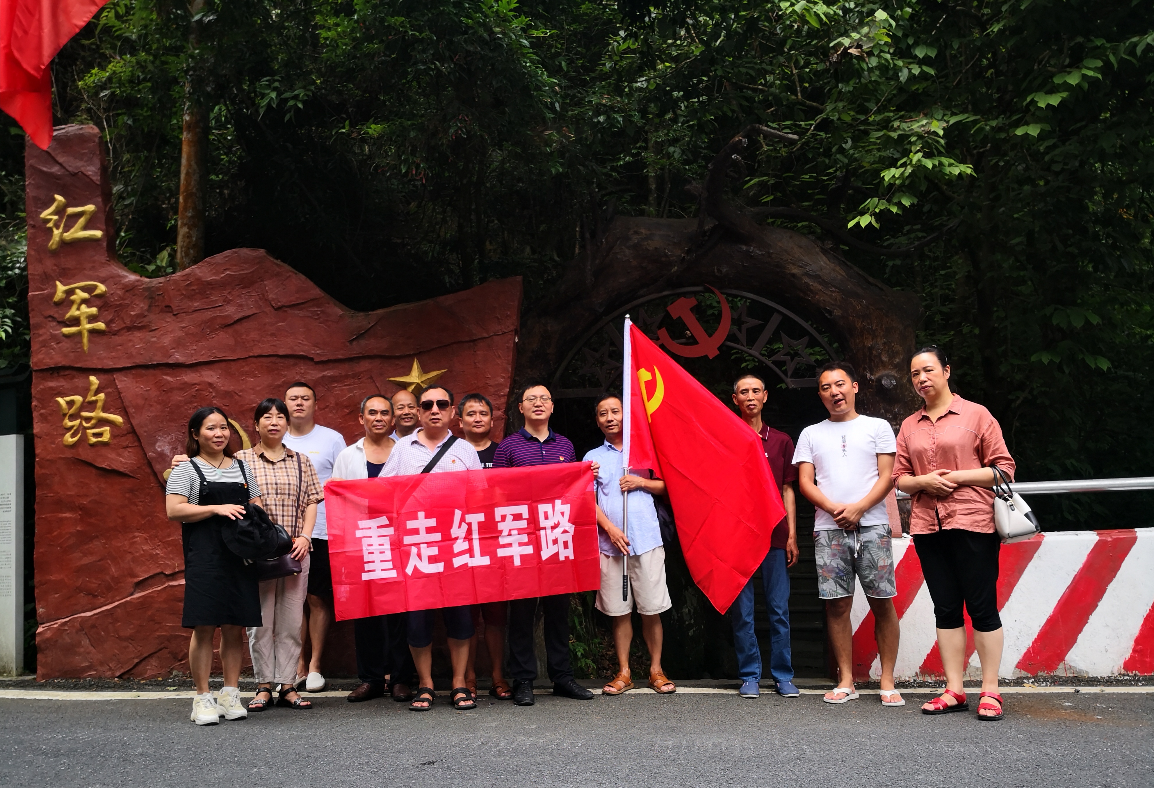 绥宁县农机事务中心党员干部重走红军路(图1)