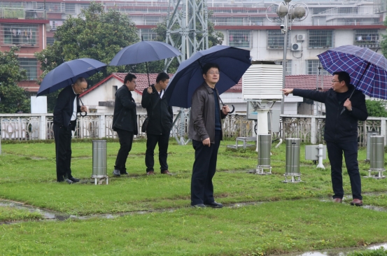 曾建辉到绥宁县气象局检查汛期气象业务工作(图1)