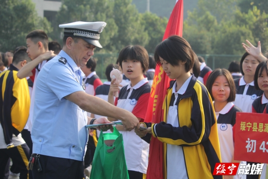 绥宁：交通安全进学校，筑牢学生安全防线(图2)