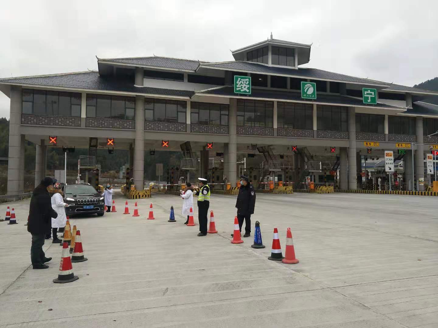 绥宁县全力以赴把牢交通路口疫情监测关(图1)