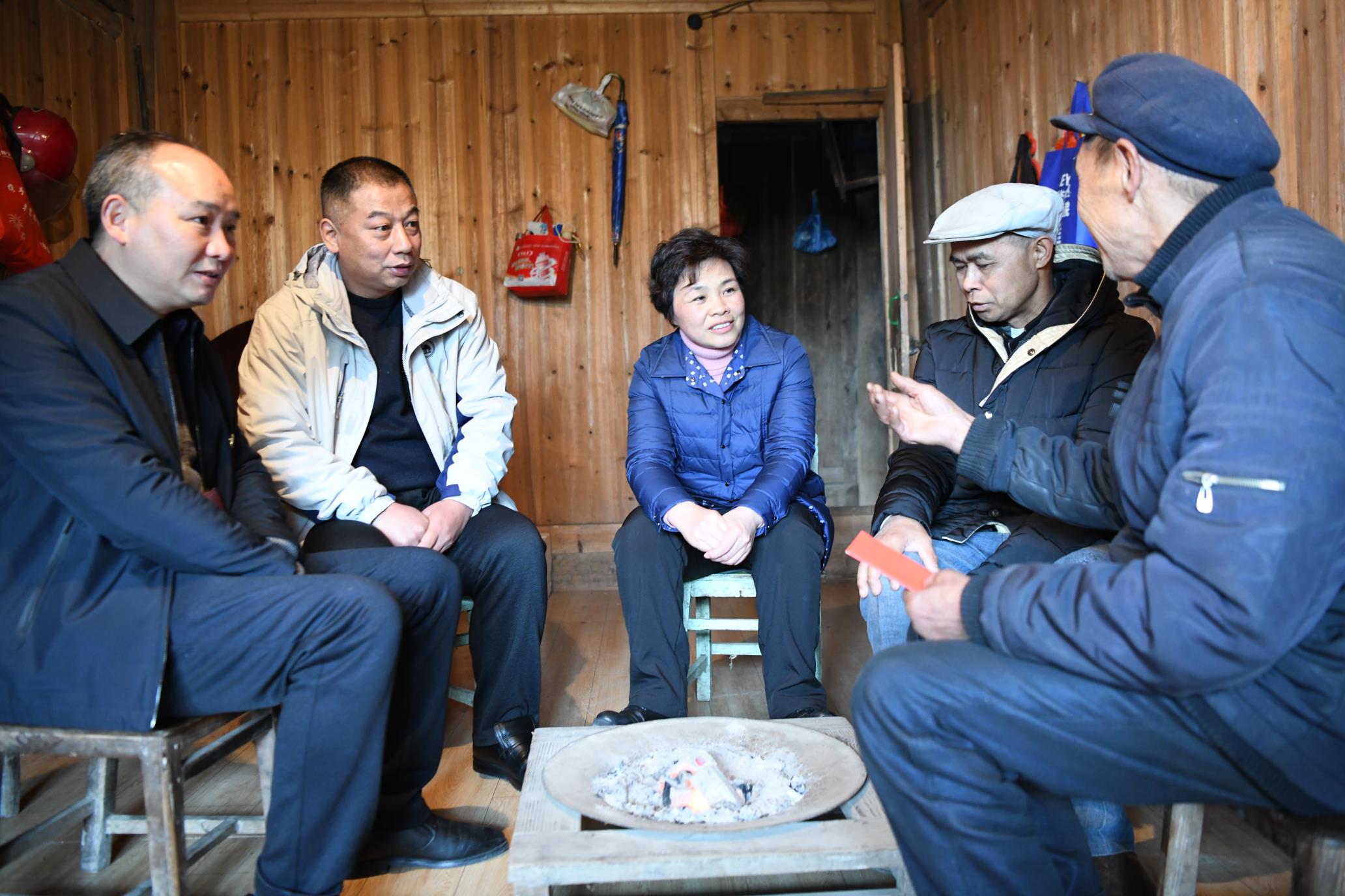 罗玉梅赴东山乡慰问贫困户和检查安全生产、巡河工作(图1)
