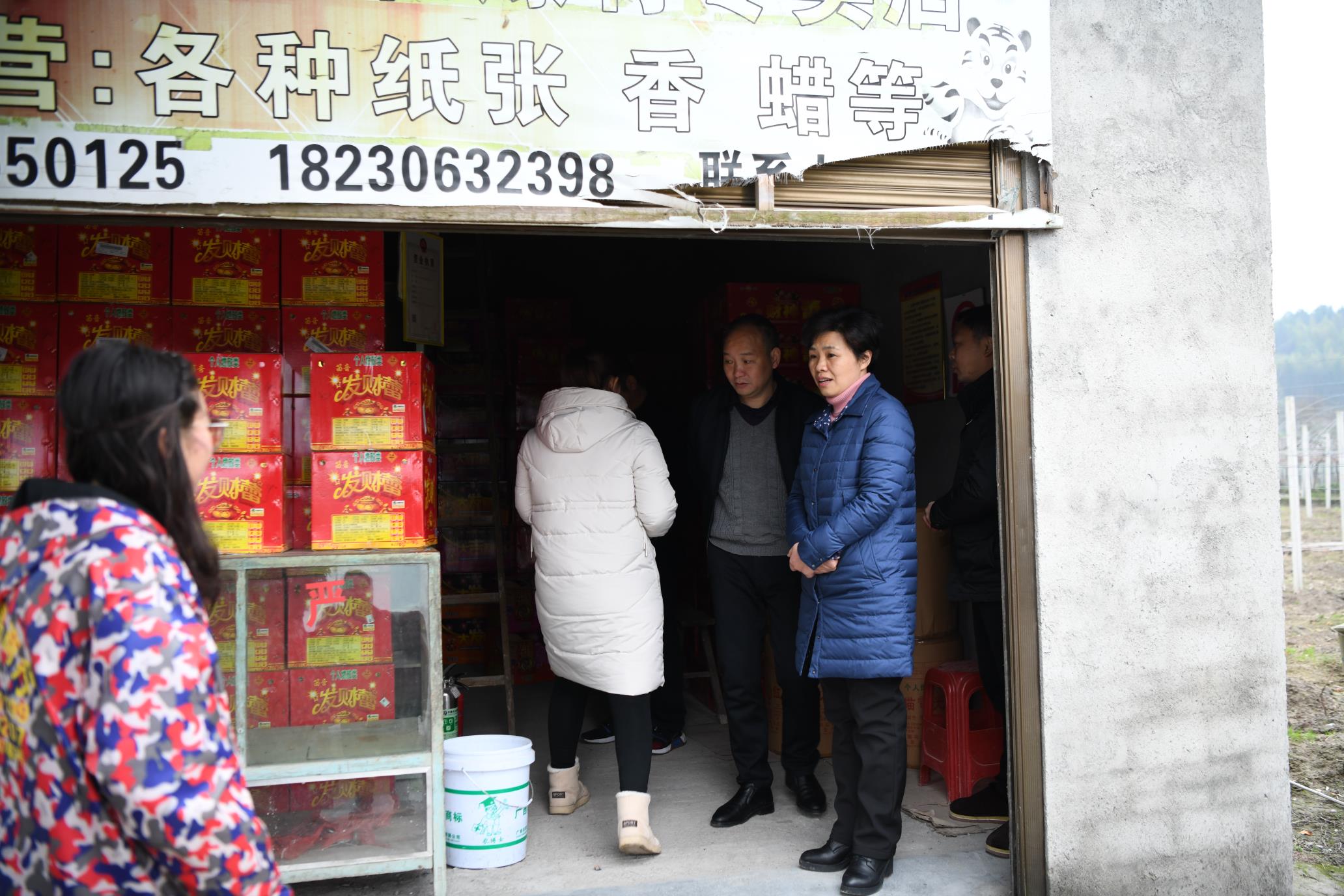 罗玉梅赴东山乡慰问贫困户和检查安全生产、巡河工作(图3)