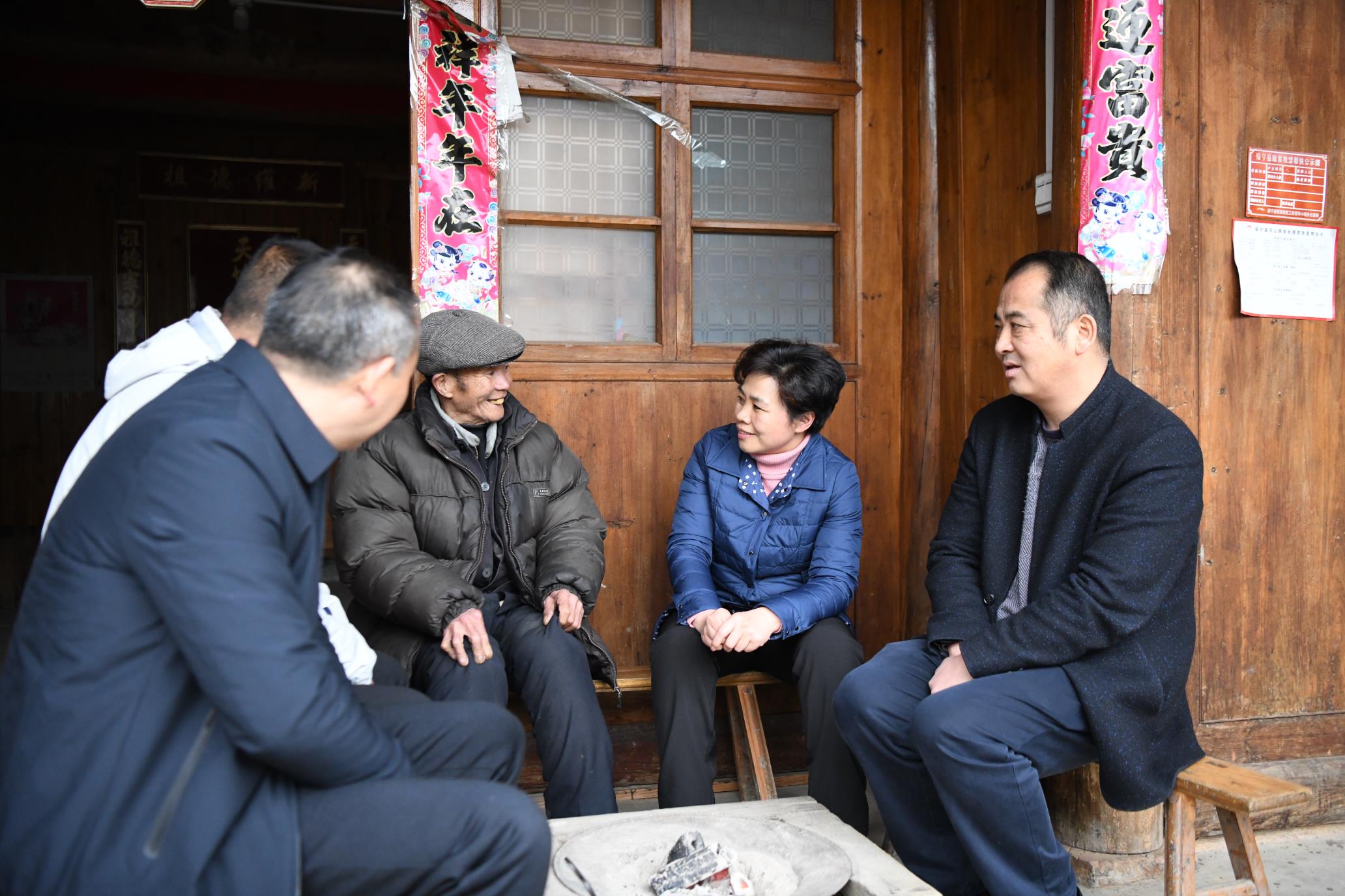 罗玉梅赴东山乡慰问贫困户和检查安全生产、巡河工作(图2)