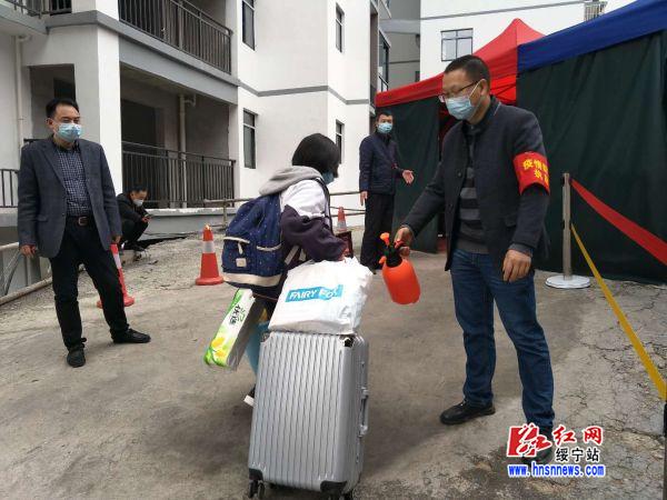 开学啦 绥宁县21所中学高三初三年级学生开学复课(图2)