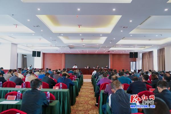 绥宁县召开绥宁县领导干部会议传达学习贯彻习近平总书记在湖南考察调研时的系列重要讲话指示精神(图1)
