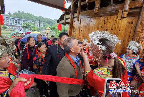 绥宁县各界群众欢度苗族四月八姑娘节(图1)