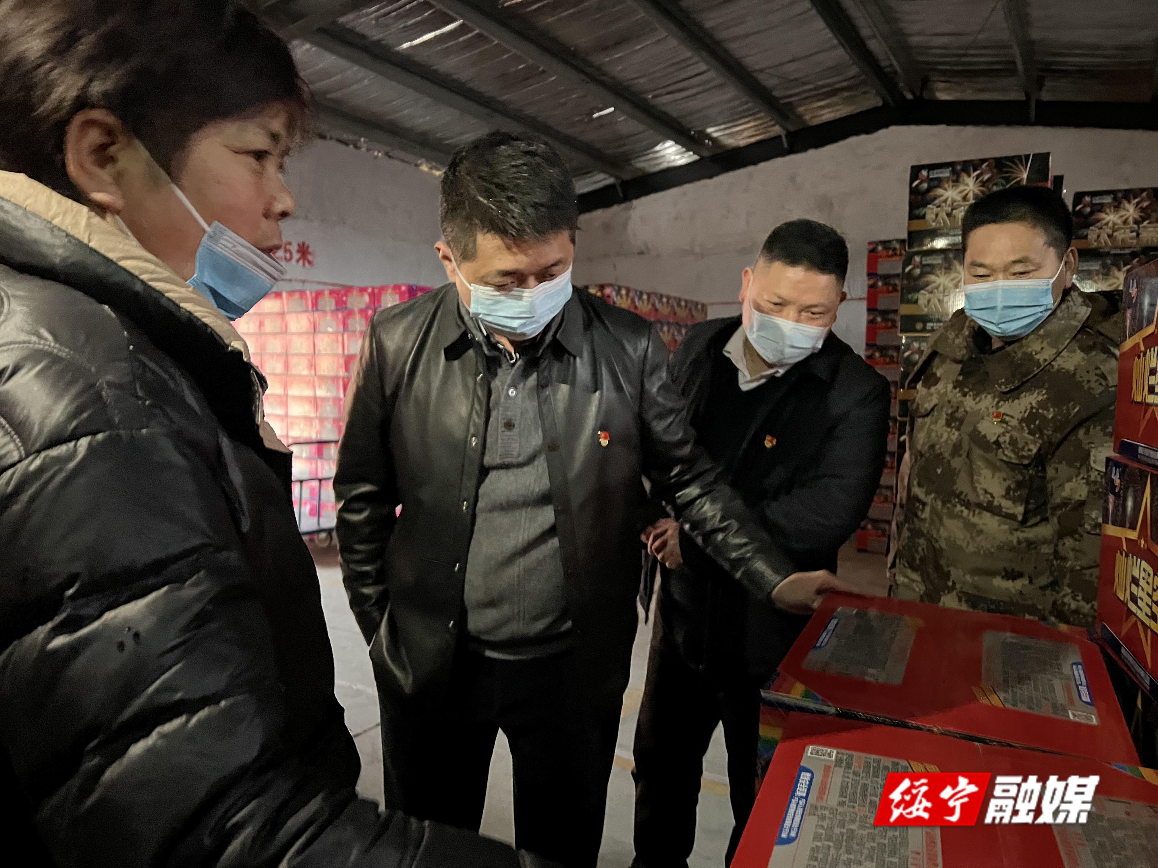 刘骁璇到黄土矿镇开展走访慰问和检查安全生产、疫情防控等重点工作(图1)