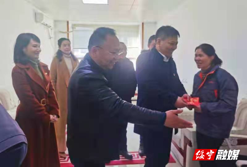 唐枝走访慰问“双联”企业困难职工(图1)