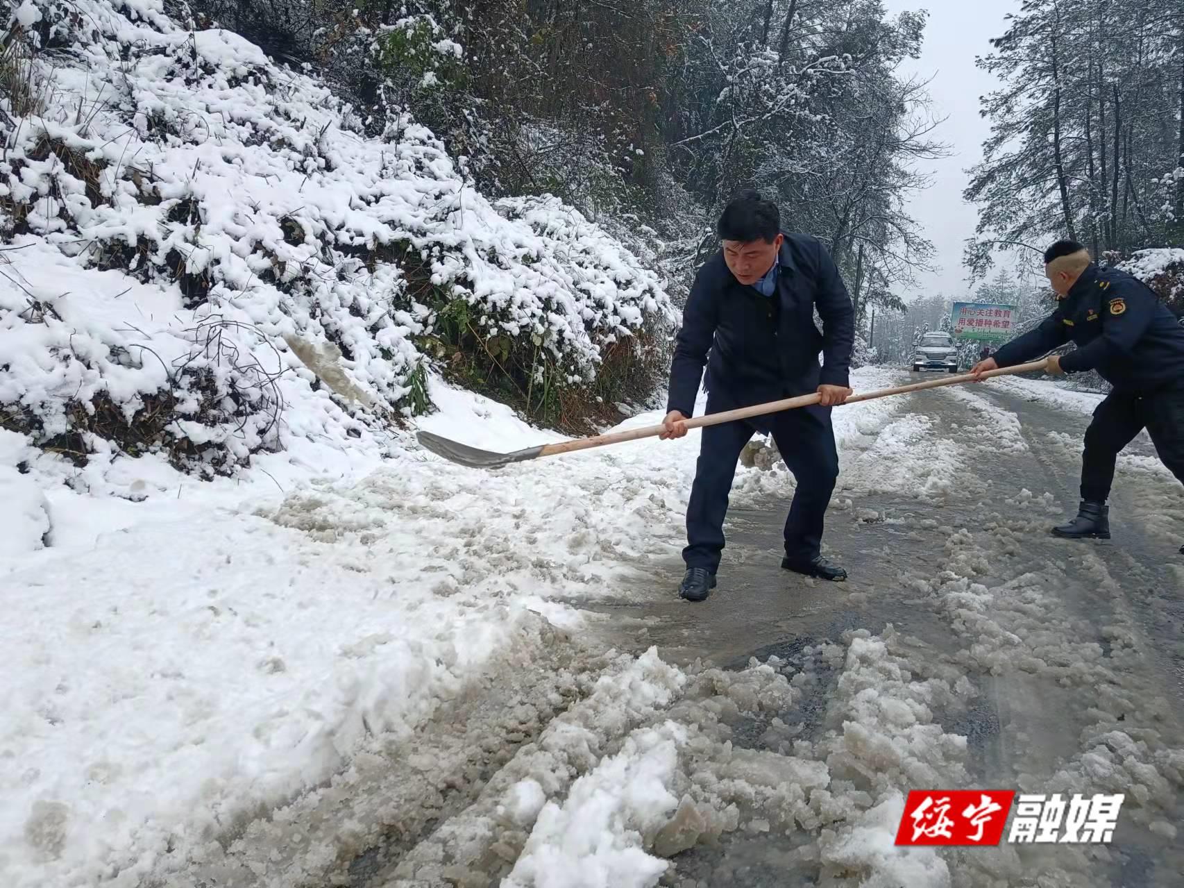 佘芝云参加志愿者活动并调度铲冰除雪工作(图1)