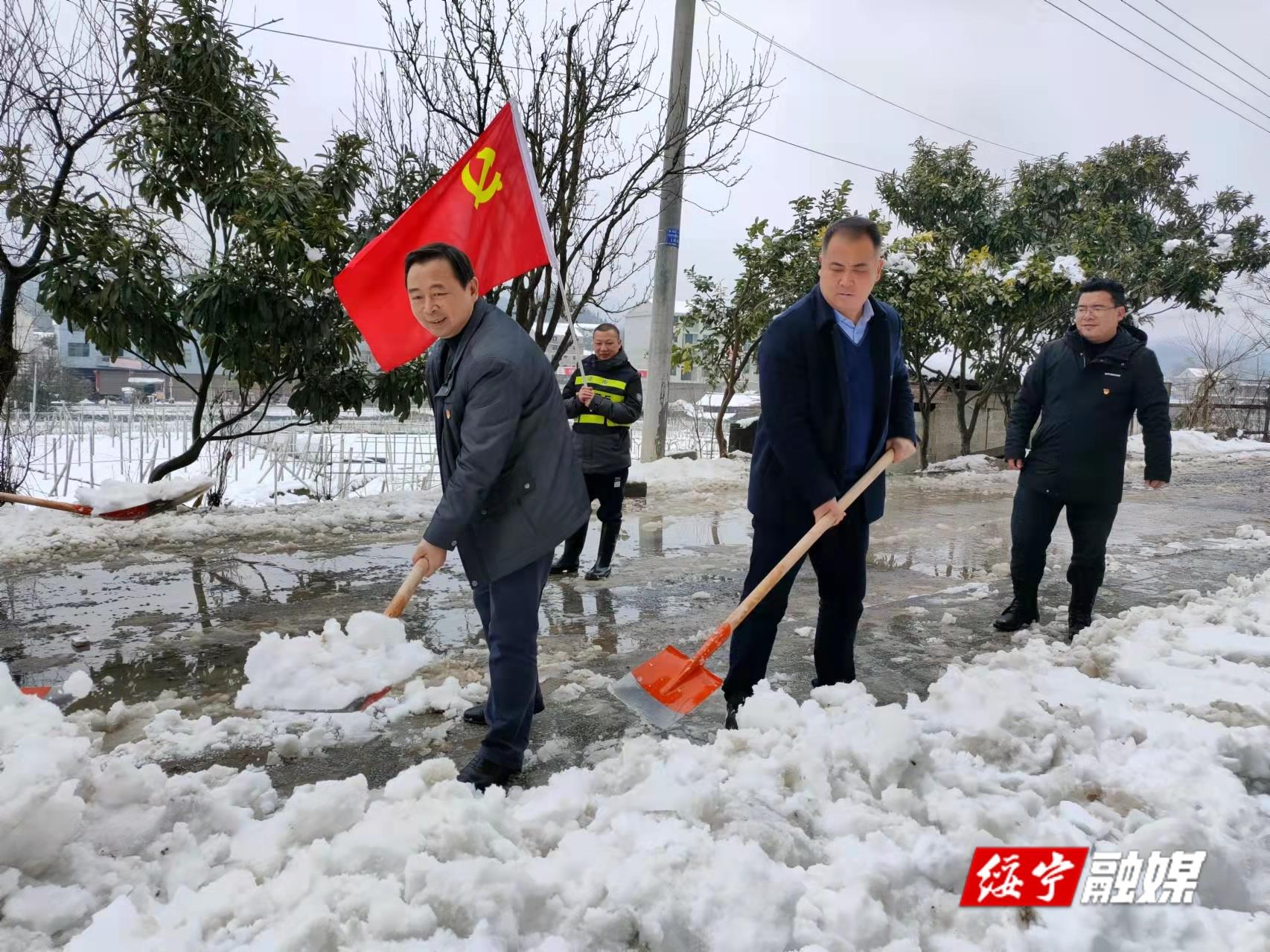 夏贤钦深入乡镇检查指导应对低温雨雪冰冻天气工作(图1)