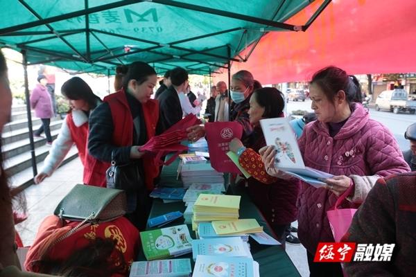绥宁县多部门联合开展 2022年“三八” 妇女维权周活动(图1)