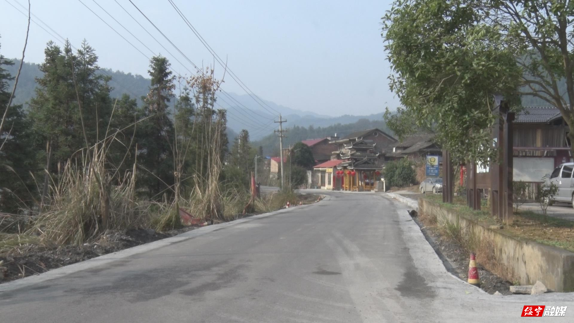绥宁县：修好烦心路 群众送锦旗(图1)