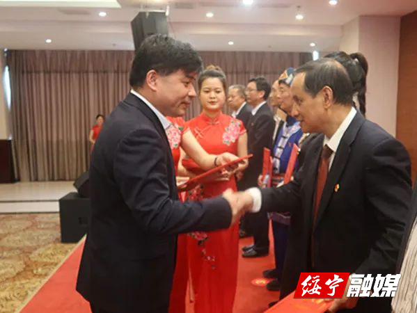 绥宁县“绿洲人才卡”首发(图1)