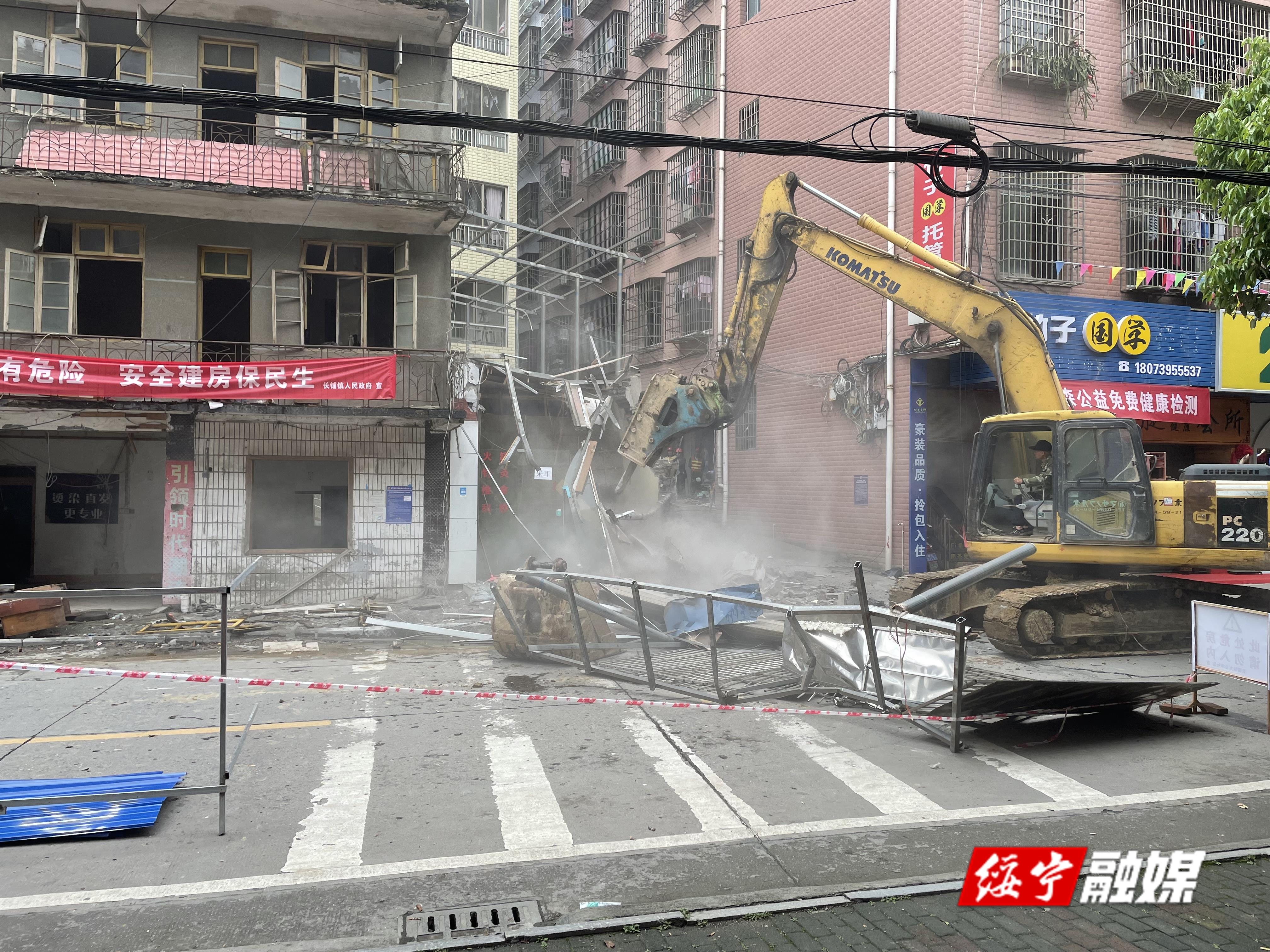 绥宁县强制拆除2栋存有安全隐患的经营性自建房屋(图1)