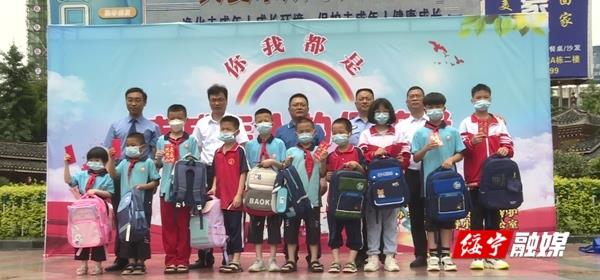 绥宁县多部门联合开展“喜迎二十大·同心护未来”现场签名活动(图1)