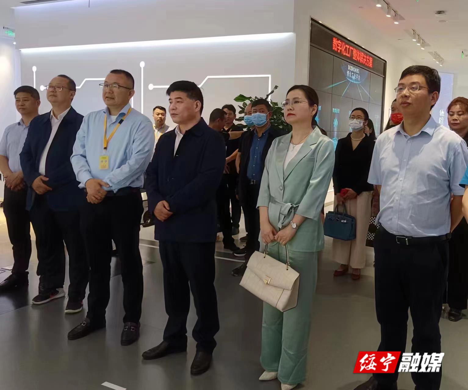 佘芝云与绥宁籍企业家吕绍林会谈 并签署战略合作框架协议(图1)