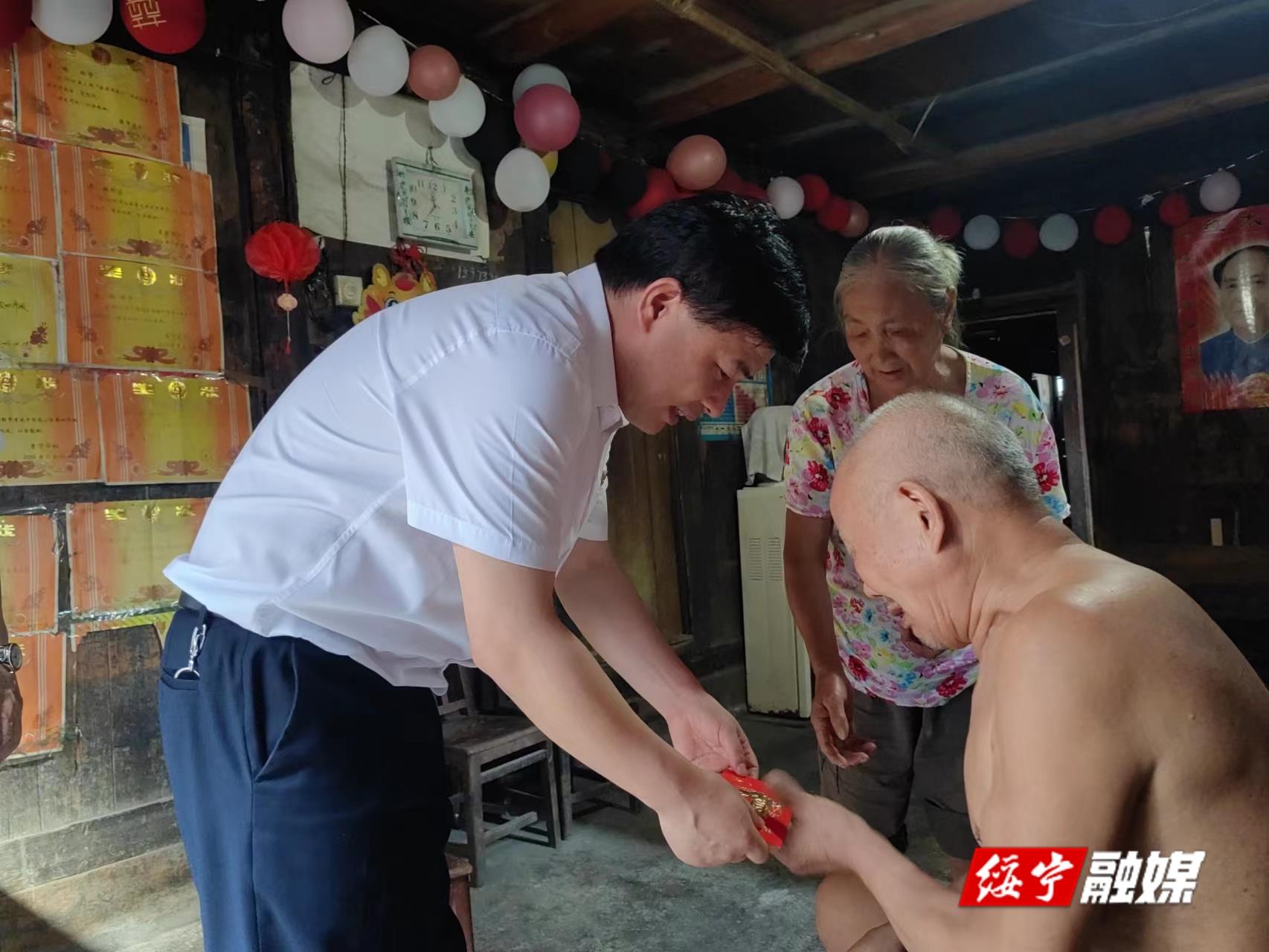 佘芝云“七一”前夕走访慰问困难党员(图1)